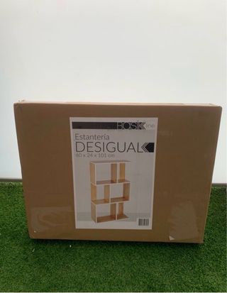 Estantería geométrica de madera