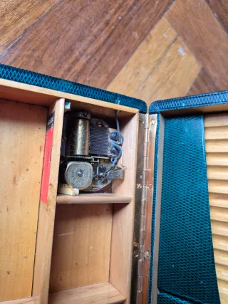 Caja de puros y cigarros con música