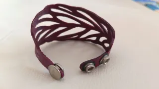Pulsera cuero hoja morada ajustable