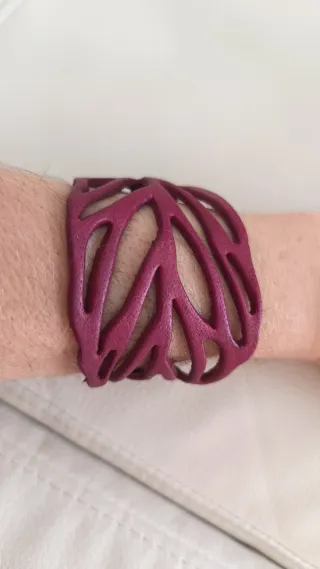 Pulsera cuero hoja morada ajustable