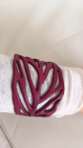 Pulsera cuero hoja morada ajustable
