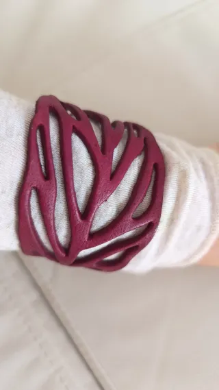 Pulsera cuero hoja morada ajustable