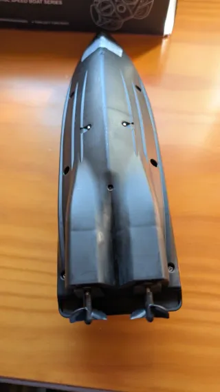 Barco teledirigido naranja