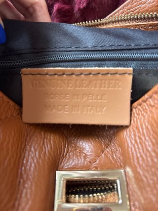 Bolso marrón acolchado con cadena