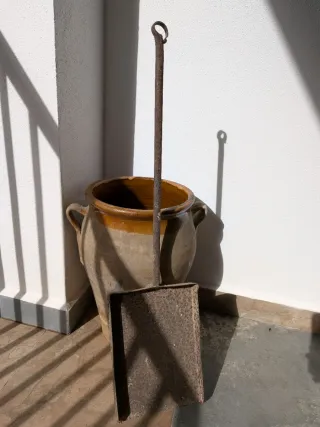 Recogedor de forja antiguo