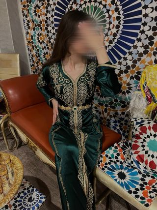 Vestido largo bordado dorado y rojo