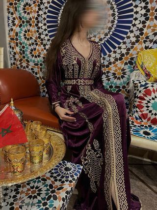 Vestido largo bordado dorado y rojo