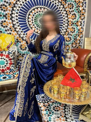 Vestido largo bordado dorado y rojo