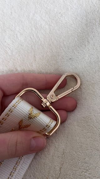 Correa de bolso blanca y dorada