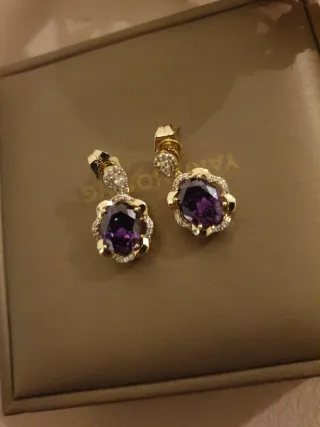 Pendientes dorados con piedra morada