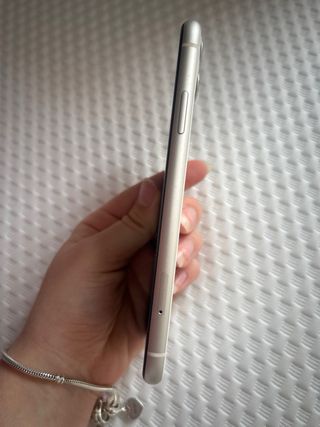 iPhone 11 128GB blanco, salud de bateria al 73%