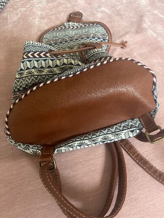 Mochila pequeña tela y cuero estampada