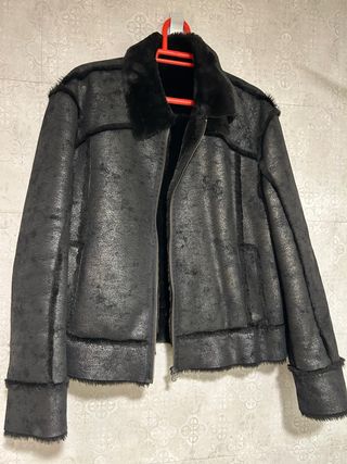 Cazadora negra efecto piel y pelo