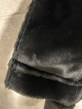 Cazadora negra efecto piel y pelo