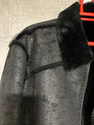 Cazadora negra efecto piel y pelo