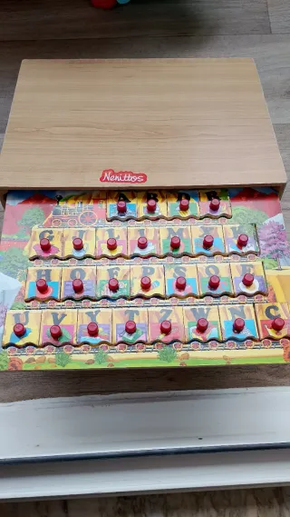 Puzzle de madera con letras y tren
