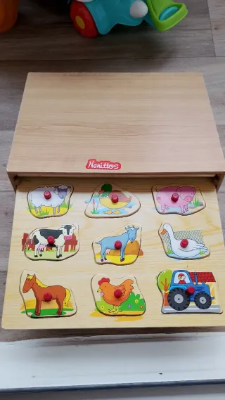 Puzzle de madera con letras y tren