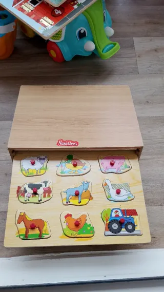 Puzzle de madera con letras y tren