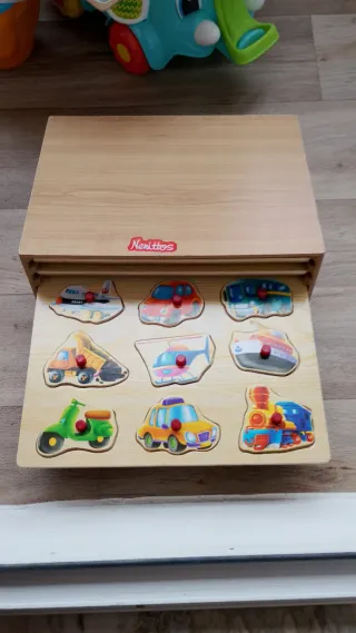 Puzzle de madera con letras y tren