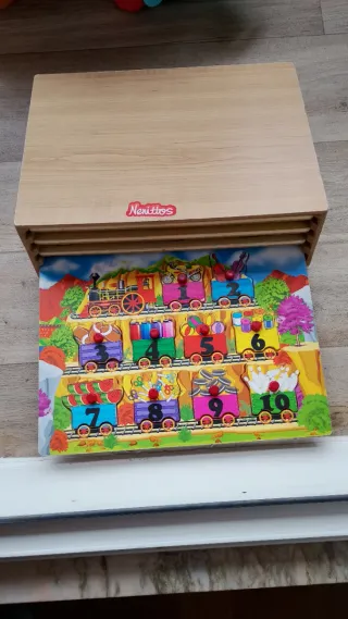 Puzzle de madera con letras y tren