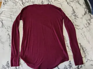 Camiseta SikSilk burdeos corte largo