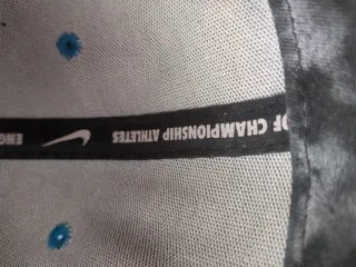 Gorra Nike Air azul y negra bordada en blanco