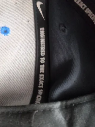 Gorra Nike Air azul y negra bordada en blanco