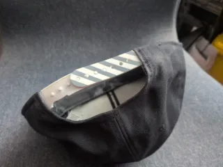 Gorra Nike Air azul y negra bordada en blanco