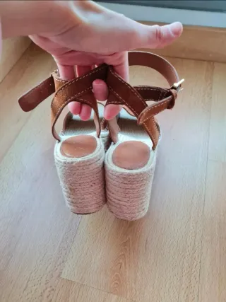 Sandalias de piel Mango cuña esparto.
