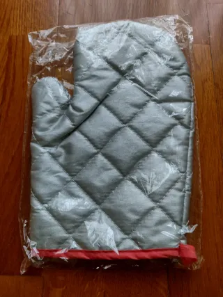 Manopla de cocina gris y roja