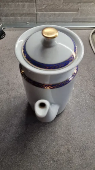 Teiera alta in porcellana con dettagli oro