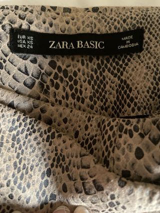 Falda Zara efecto piel serpiente short