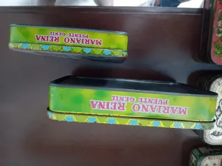 Pareja de latas antiguas