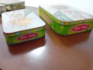 Pareja de latas antiguas