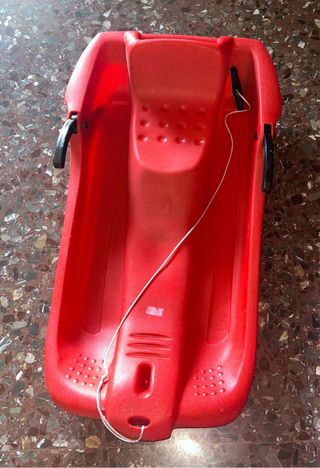 Trineo rojo para la nieve