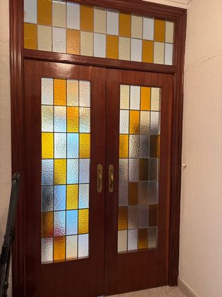 Puerta doble madera con vidrieras