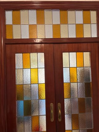 Puerta doble madera con vidrieras