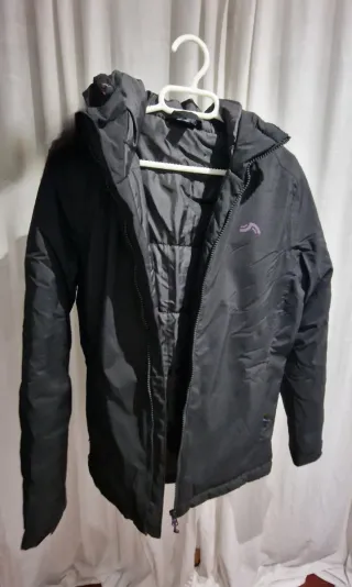 Giubbotto nero con cappuccio per escursionismo