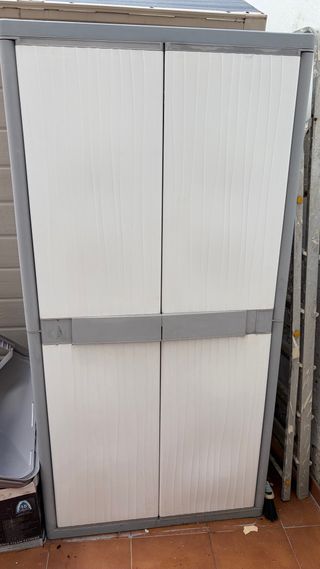 Armario exterior de plástico gris y blanco