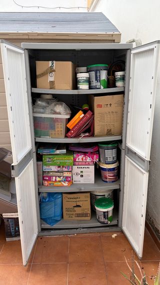 Armario exterior de plástico gris y blanco