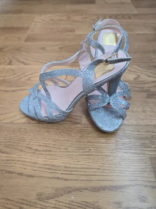 Zapatos de tacón plateados brillantes