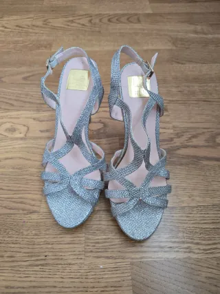 Zapatos de tacón plateados brillantes