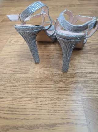 Zapatos de tacón plateados brillantes