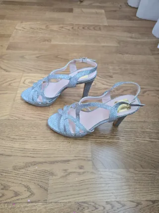 Zapatos de tacón plateados brillantes