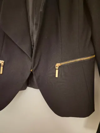 Giacca elegante senza collo con zip dorate