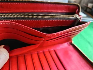 Cartera con cremallera y detalle PG