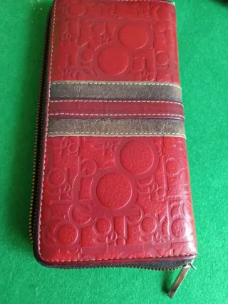 Cartera con cremallera y detalle PG