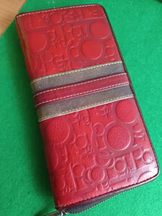 Cartera con cremallera y detalle PG