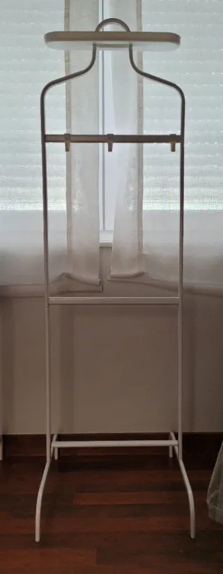 Galán de noche-perchero pie metal blanco