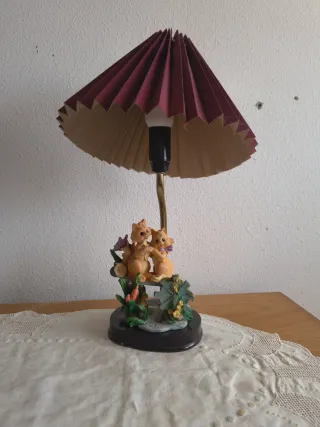 Lámpara de mesa con figuras de gatos